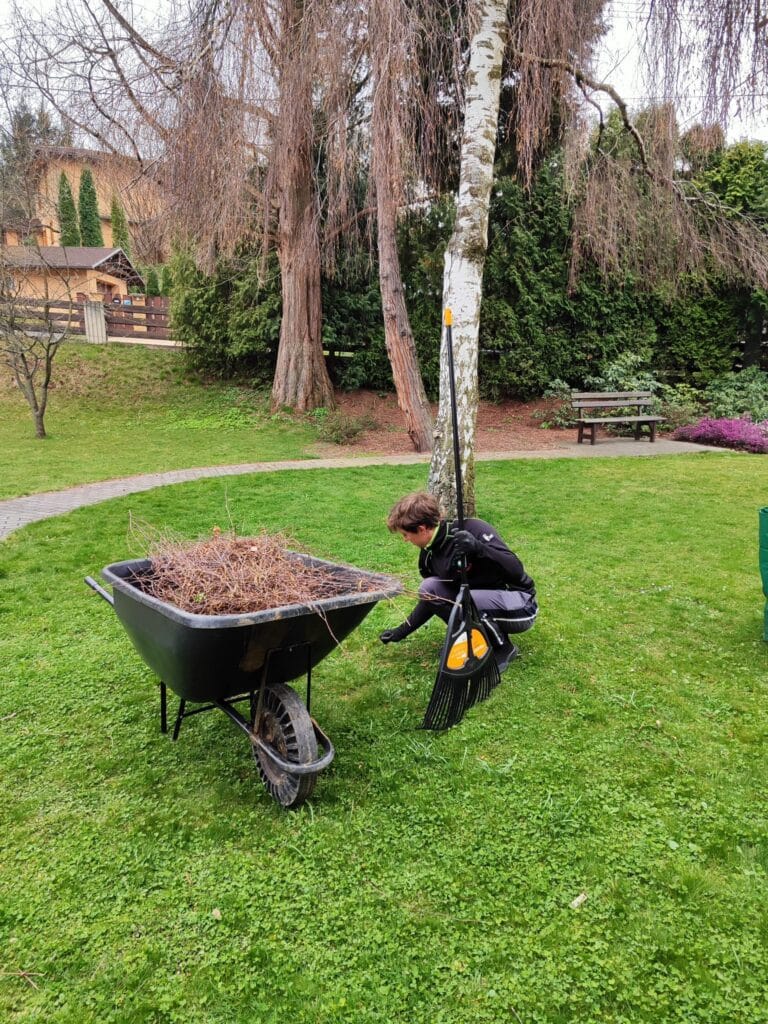 Údržba zahrad Třinec Lyžbice – sbírání větví